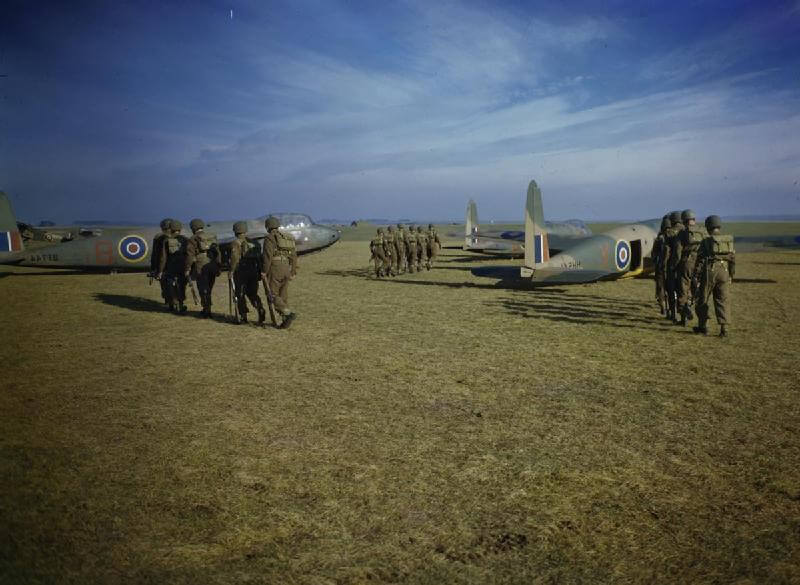 Seis grupos de paracaidistas de la 1.a División Aerotransportada marchando hacia planeadores Hotspur de la Unidad de Ejercicio Piloto de Planeadores en Netheravon, octubre de 1942.