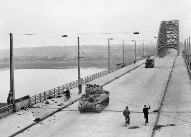 Cuando el XXX Cuerpo Británico finalmente pudo cruzar el Puente Waal, ya era demasiado tarde para aliviar a Arnhem.