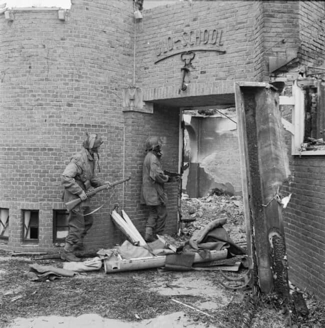 Los sargentos J Whawell y J Turl del Regimiento Piloto de Planeadores buscan francotiradores en la escuela ULO (Uitgebreid Lager Onderwijs) en Kneppelhoutweg, Oosterbeek, el 21 de septiembre de 1944.