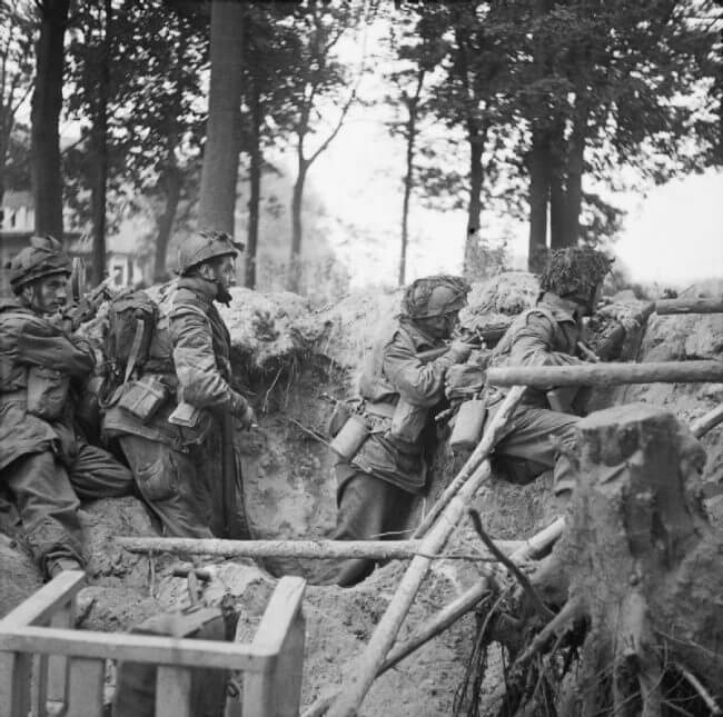 Cuatro hombres del 1.er Batallón de Paracaidistas, 1.ª División Aerotransportada (británica), se refugian en un agujero de caparazón a las afueras de Arnhem. 17 de septiembre de 1944.