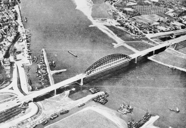 Una vista aérea del puente sobre el río Waal en Nijmegen. 17-20 de septiembre de 1944.